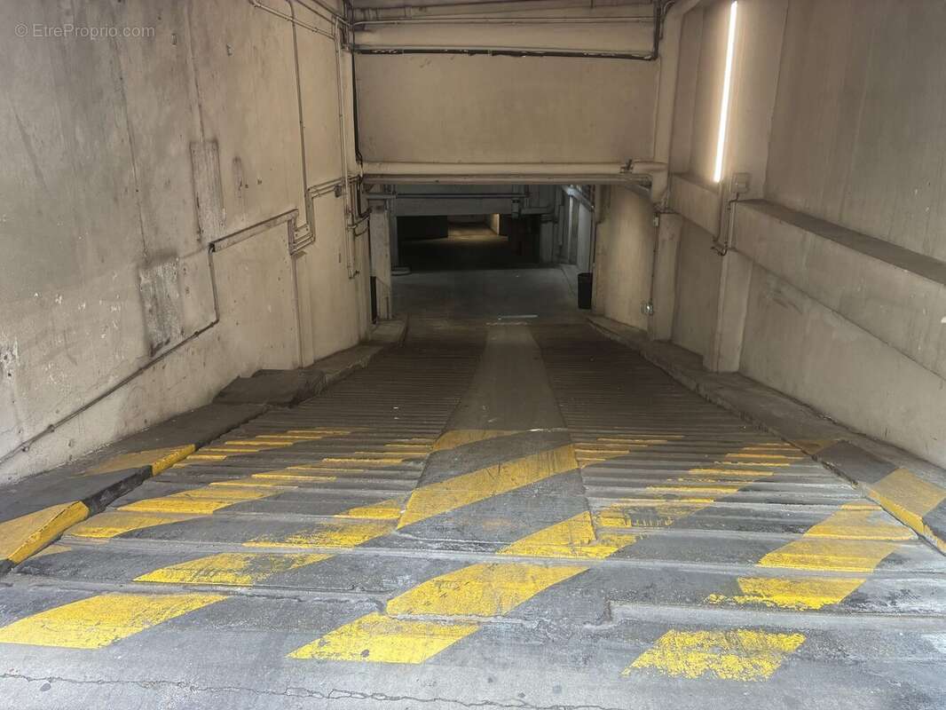 Parking 12 m² à Paris-17e  - photo 5