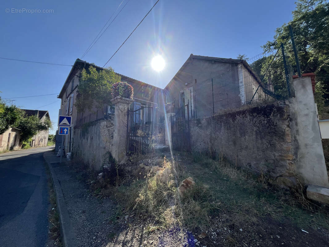 Maison sur 2 niveaux avec jardin, dépendance de 80 m2 et beaux volumes   Fumel - photo 3
