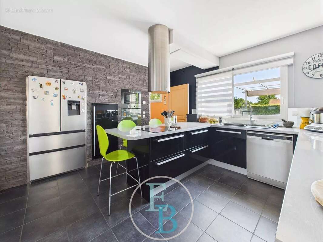 Maison - 235m2 - T8 - photo 12