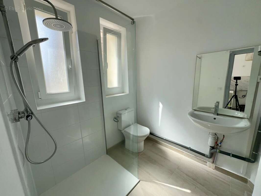 Studio rénové, 3 ieme étage, sur 4 secteur St Martin - photo 4