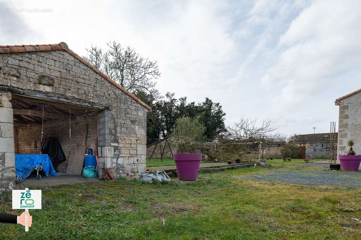 Maison à LES MAGNILS-REIGNIERS