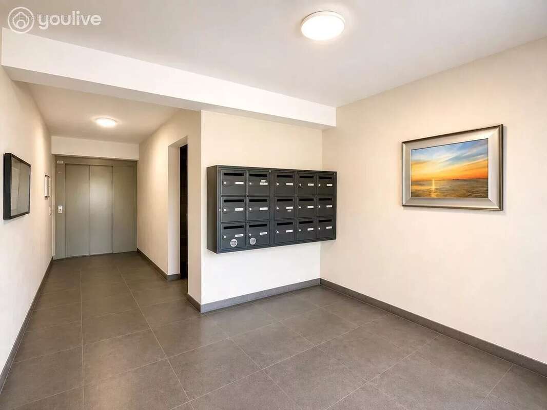 Appartement T2 Meublé  – Dernier étage avec ascenseur – Vue mer & montagne – Garage et parking - photo 2