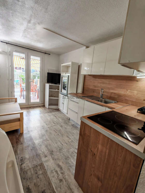 Studio cabine avec grande terrasse et parking, dans résidence avec piscine - photo 5