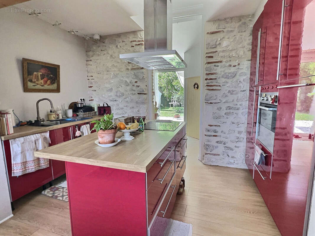 Découvrez cette agréable maison de ville entièrement rénovée récemment, offrant environ 142 m² habitables et un cadre de vie pra - photo 9