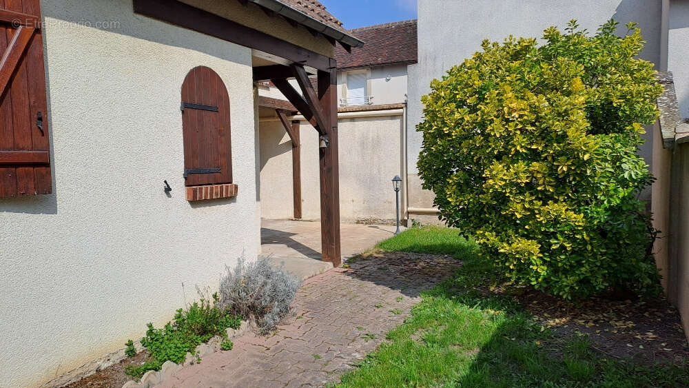 Maison à AILLANT-SUR-THOLON