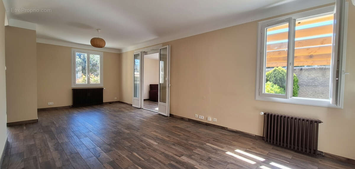 Maison à ENTRAIGUES-SUR-LA-SORGUE