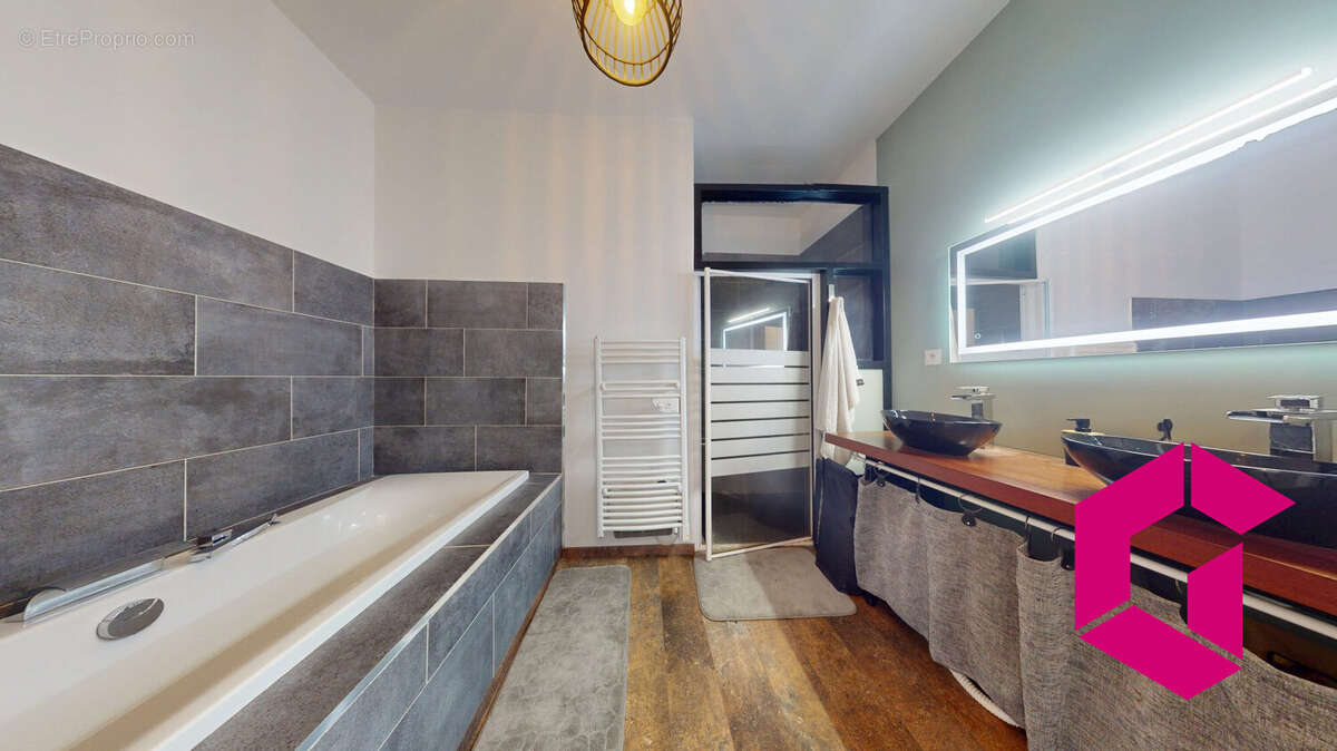 Maison à AUZAT-LA-COMBELLE