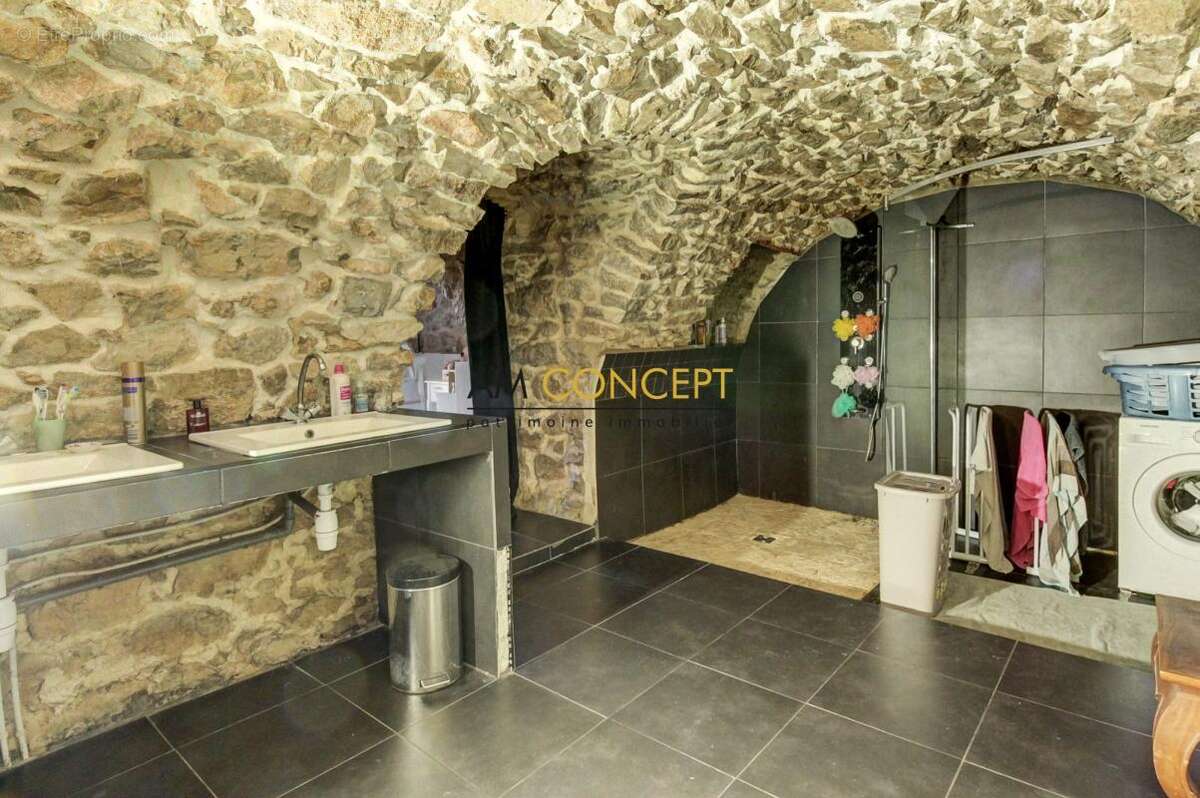Maison à CHATEAUNEUF-VILLEVIEILLE