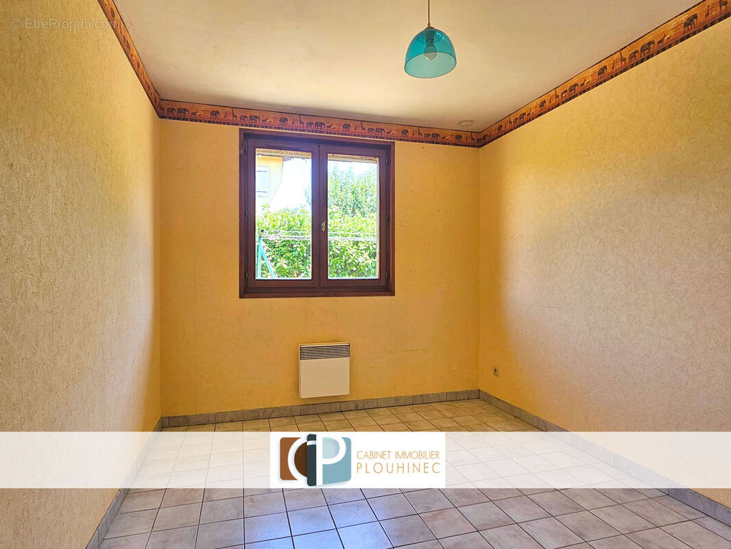 Maison de plain-pied à rénover, environnement calme à Replonges, proche Mâcon. - photo 12