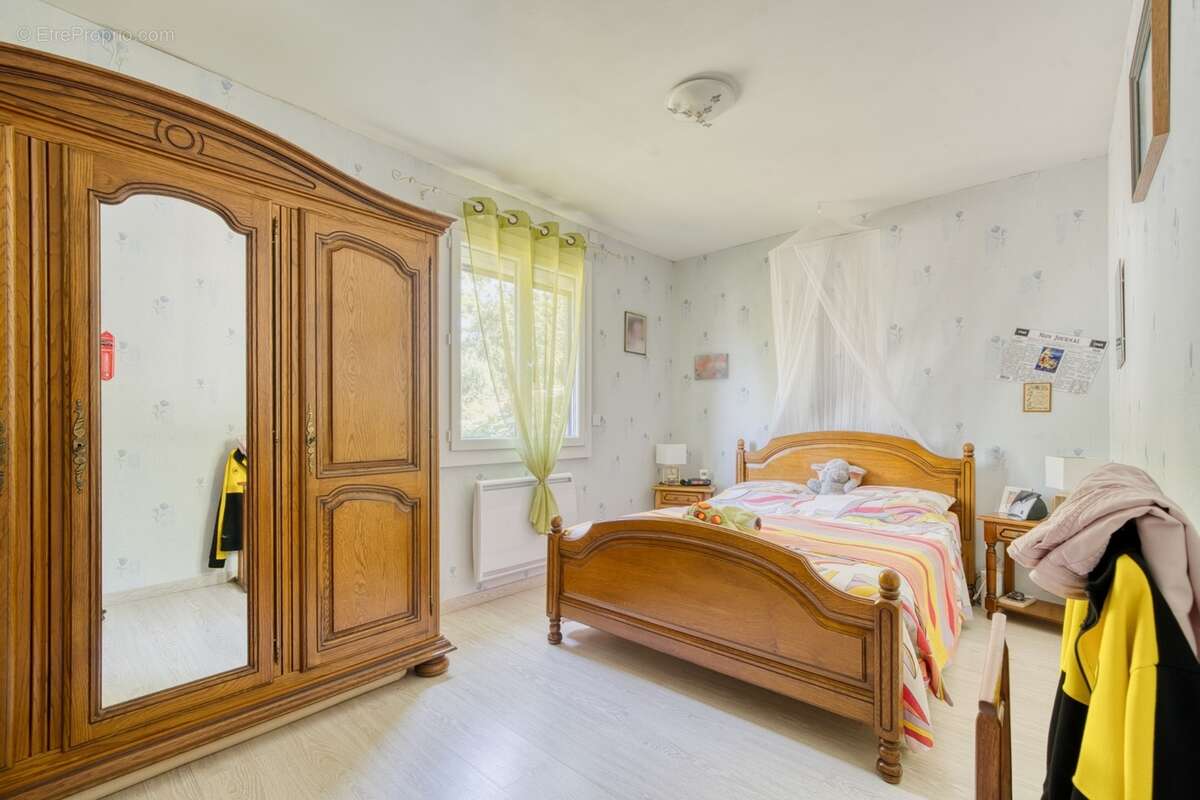 Maison de plain-pied de 135 m² à vendre - 4 chambres - 1 bureau - 7 pièces TONNAY CHARENTE (17) - photo 17
