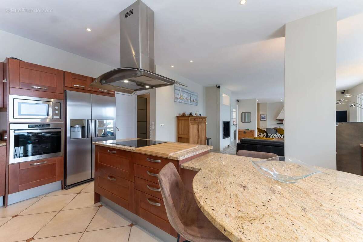 Falicon - Villa 7 pièces avec piscine chauffée, jardin 1350m², garage - photo 9