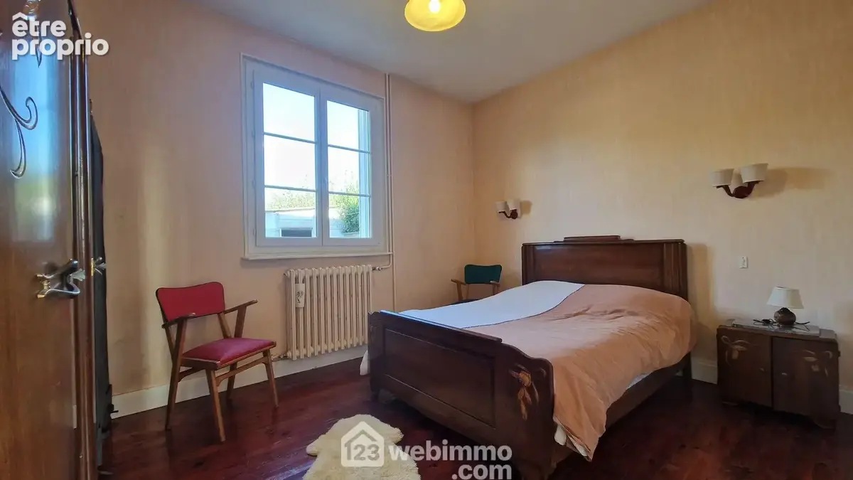 La chambre de 13 m², les sols sont en parquet