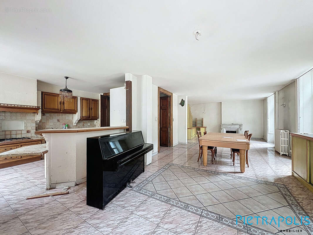 Salon / Séjour avec cuisine  - Appartement à MONTPELLIER