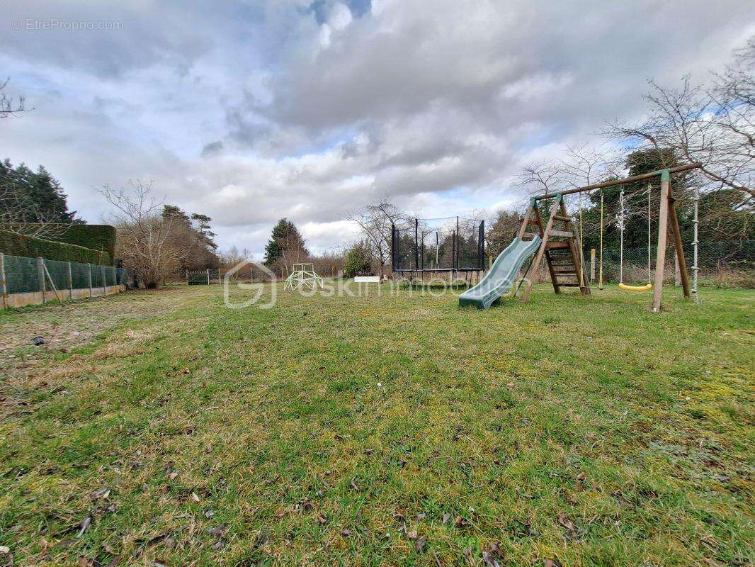 Maison à SAINT-DENIS-DE-L'HOTEL