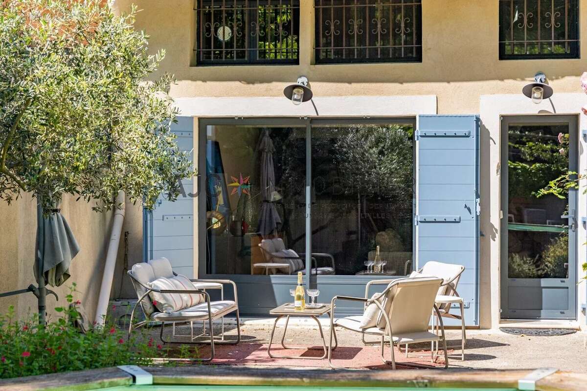 Saint-Rémy-de-Provence – À pied du centre, une maison rénovée au charme de la campagne - photo 4