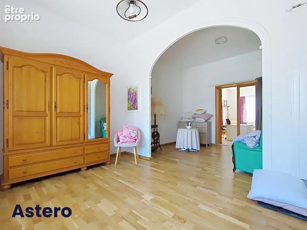 Combrailles (63)-maison de maitre en pierres 211m² renovee-4 chambres-jardin - photo 6