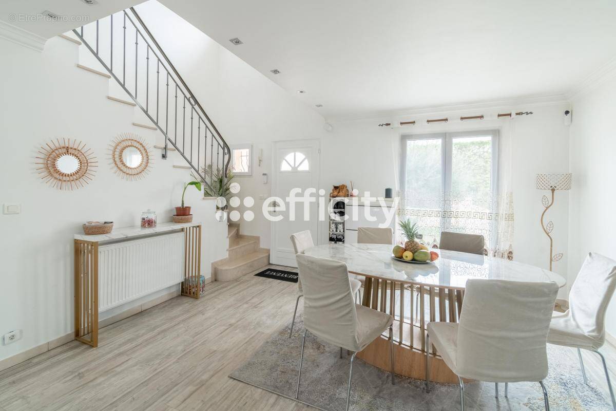 Maison à VIGNEUX-SUR-SEINE