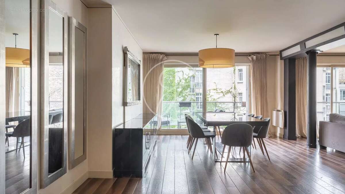 Appartement à PARIS-16E