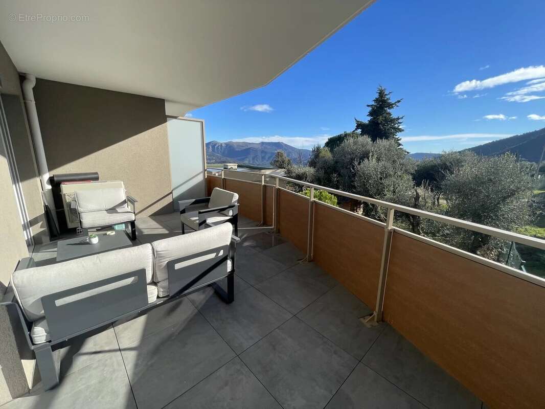 Appartement à CHATEAUNEUF-VILLEVIEILLE