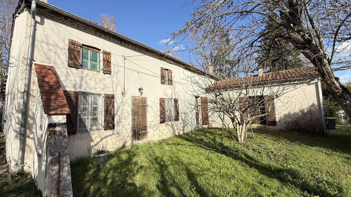 Maison de campagne familiale à rénover entièrement avec grand terrain et dépendances - photo 2