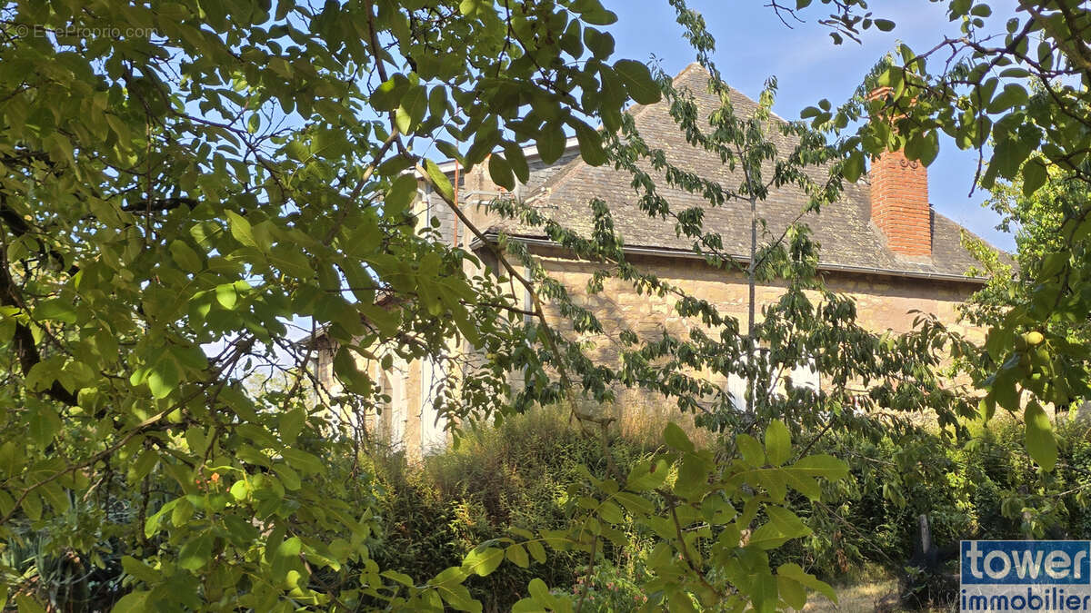 Corps de ferme, terrain de 2500 m2 environ - photo 5
