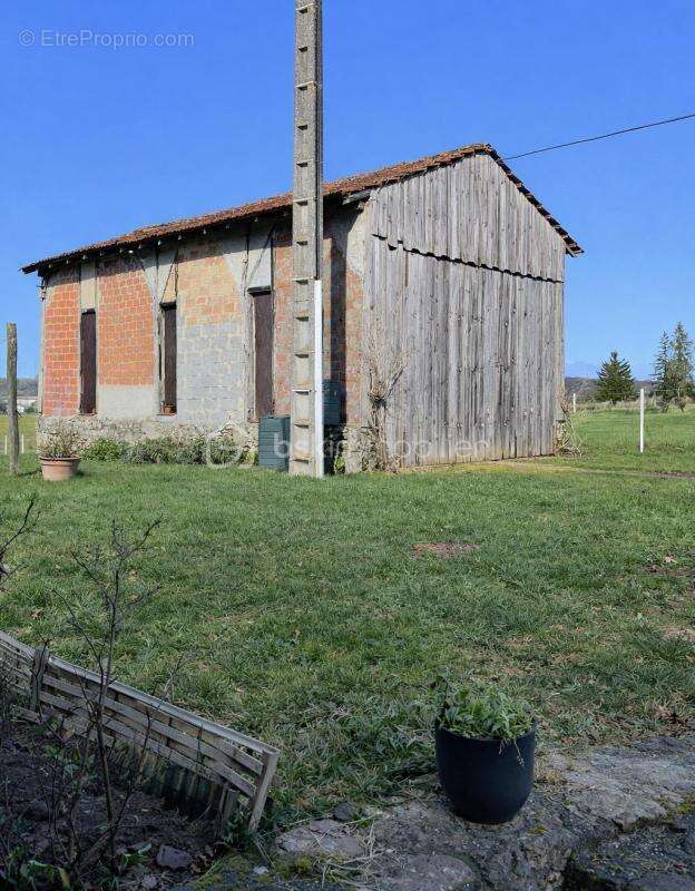 Ensemble de bâtiments en pierre composé d’une maison d’habitation, d’un gîte, d’un pool house, de deux ateliers et de deux sécho - photo 26