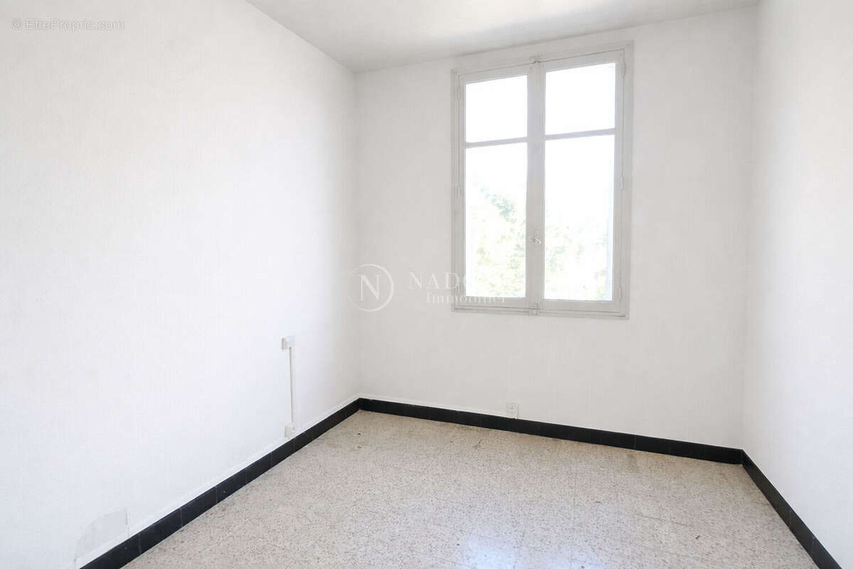 Cabannes, Maison de ville avec petite terrasse privative ( fenêtres, Peinture, Electricité refaite) - photo 5