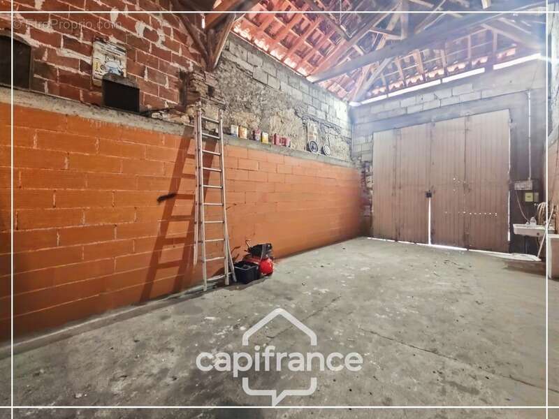 Garage de 70m² plus 28m² de mezzanine, tout à l'égout, eau et electricité, rare, centre ville Agen - photo 3