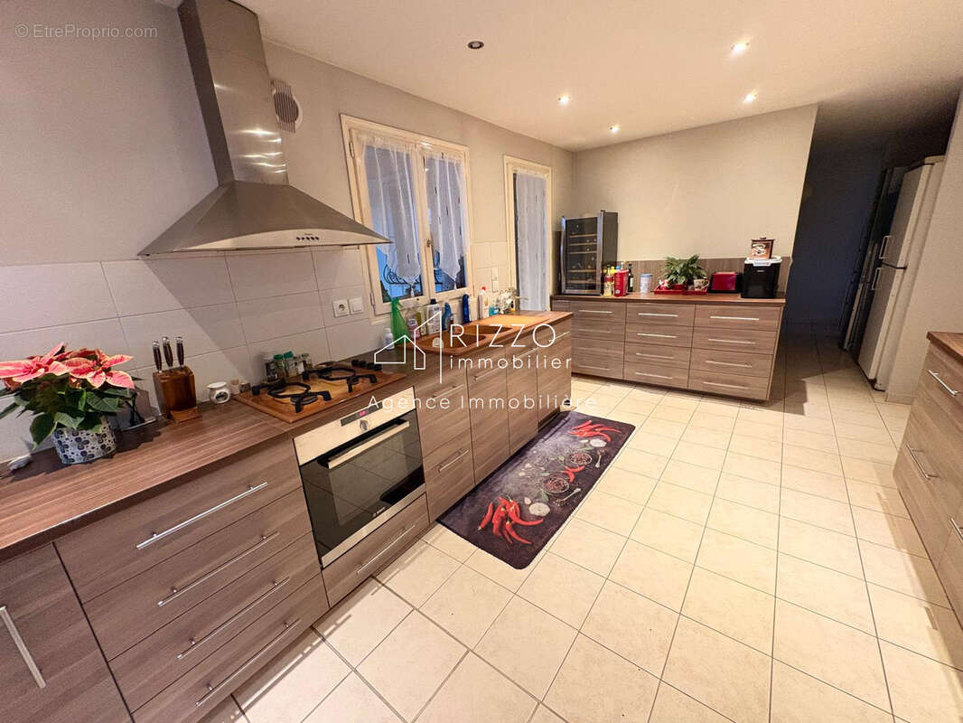 Propriété Multifonctionnelle avec maison d'habitation, grand entrepot et garages. - photo 5