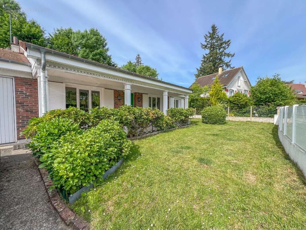 Maison à LE MESNIL-SAINT-DENIS