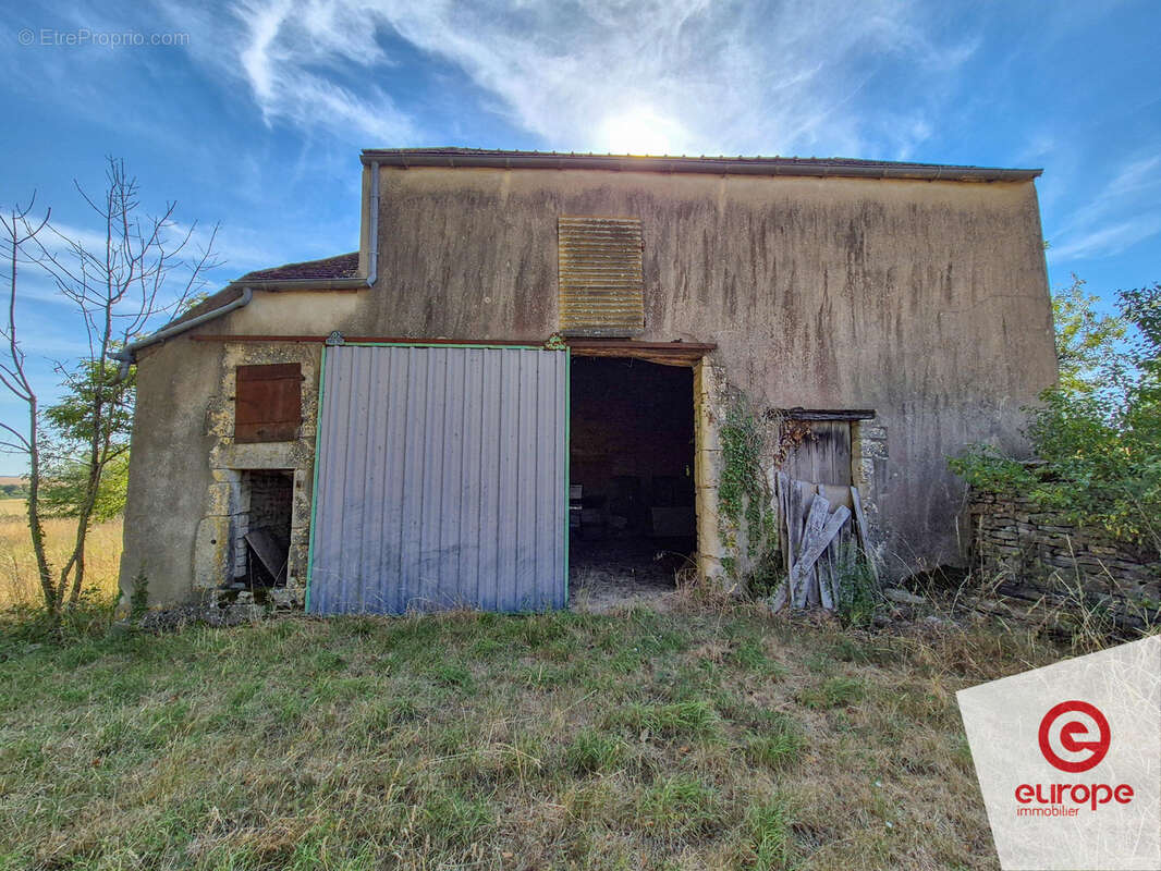 Ancienne ferme avec grange et hangar sur terrain de 4,6ha - photo 11