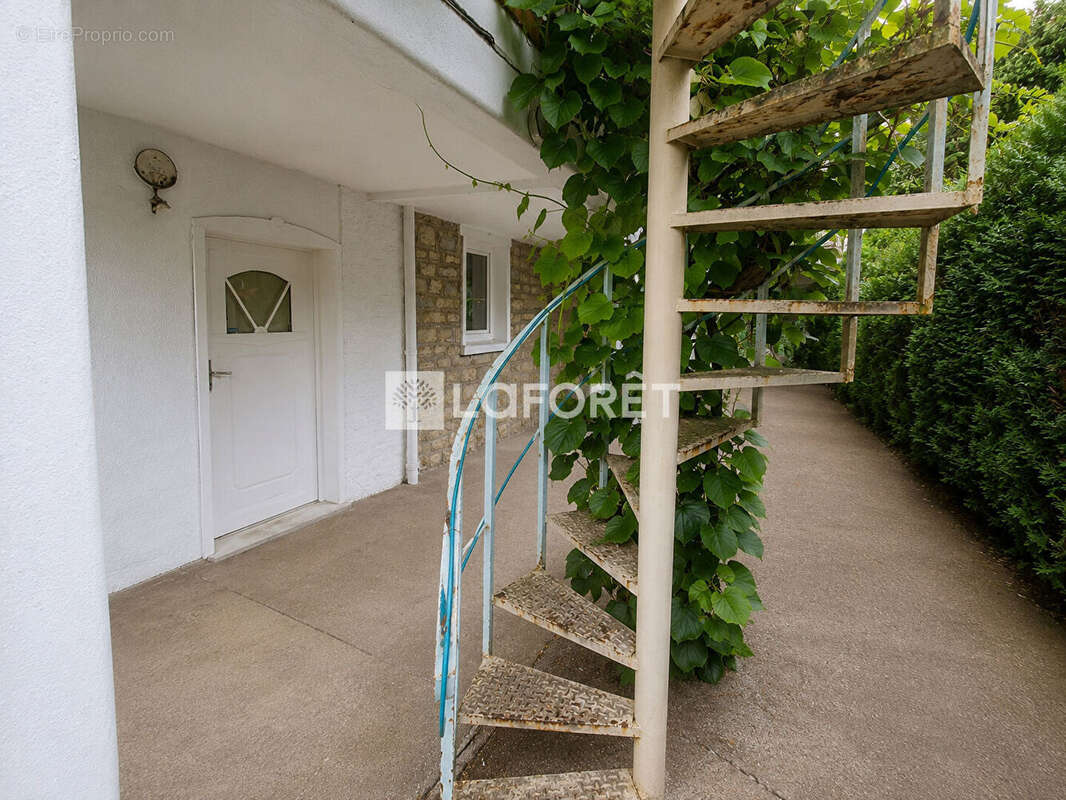 Maison Individuelle à Mouchard de 306 m² avec 5 appartements - photo 6