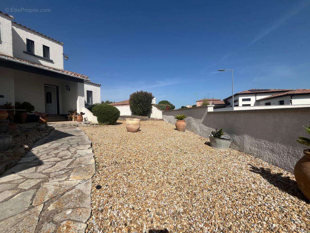 Villa T4 avec dépendance T2 sur un terrain piscinable de 634 m² - photo 5