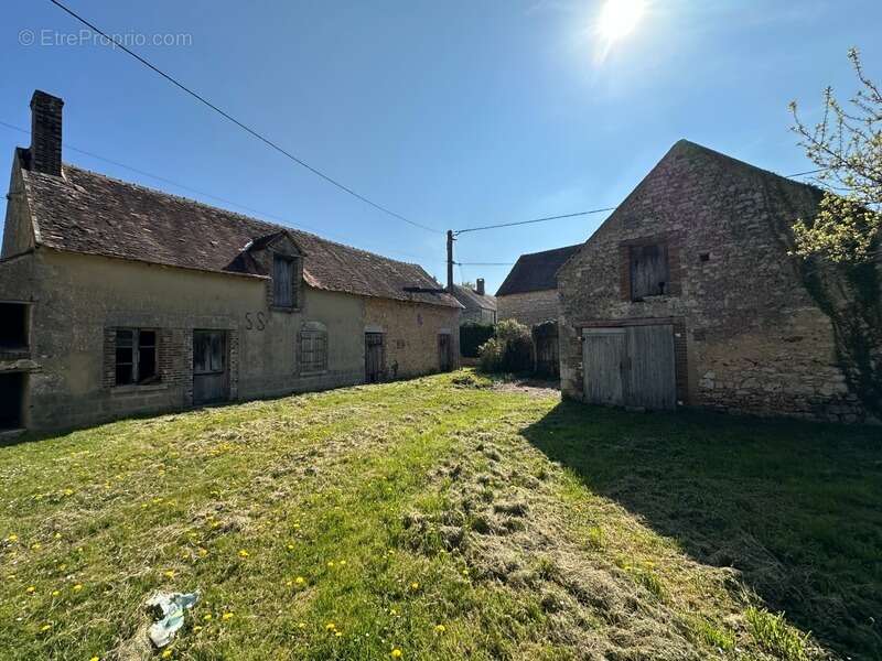 GRISELLE - Corps de ferme entier 9 bâtiments - Terrain de 4 212 m2 - photo 7