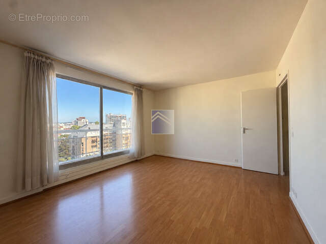 Courbevoie - 2 pièces 53m2 - dernier étage balcon - box et cave ! - photo 2