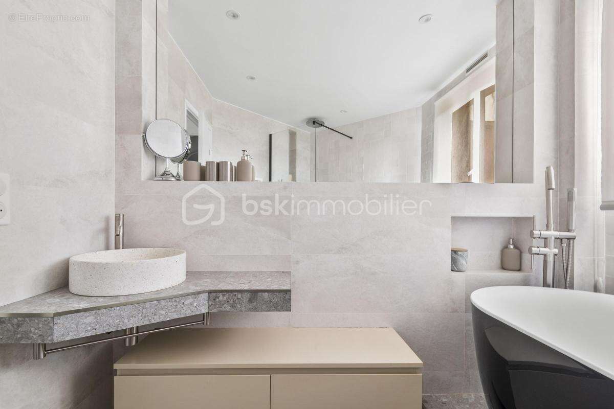 Appartement à COURBEVOIE