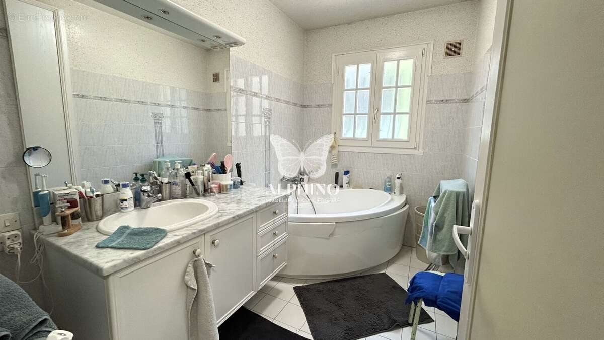 Maison à SAINT-MARTIAL-DE-VALETTE