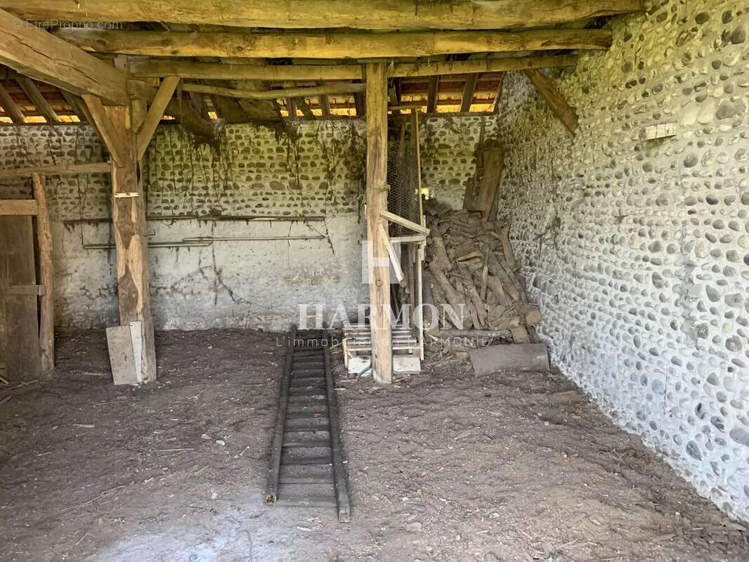 Harmon à vendre : Maison à rénover avec terrain de 2 700 m² entièrement constructible - photo 4