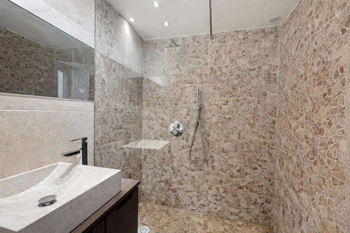 Appartement à SAINT-LAURENT-DU-VAR