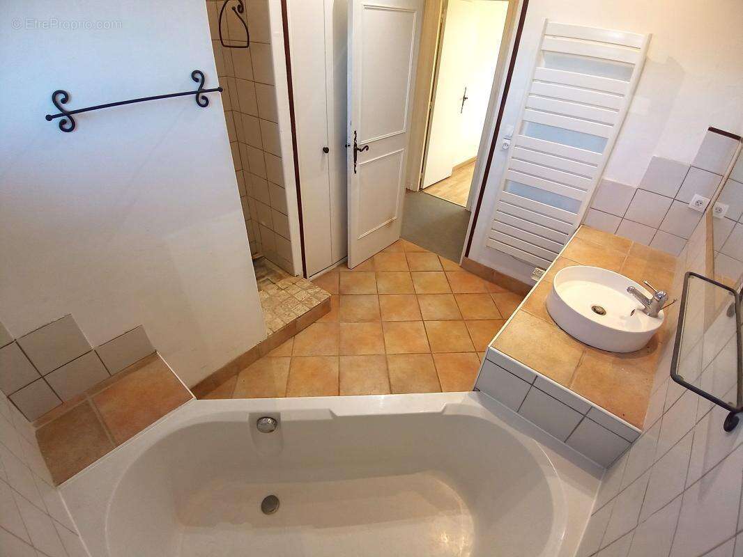 Maison à CAMARET-SUR-AIGUES