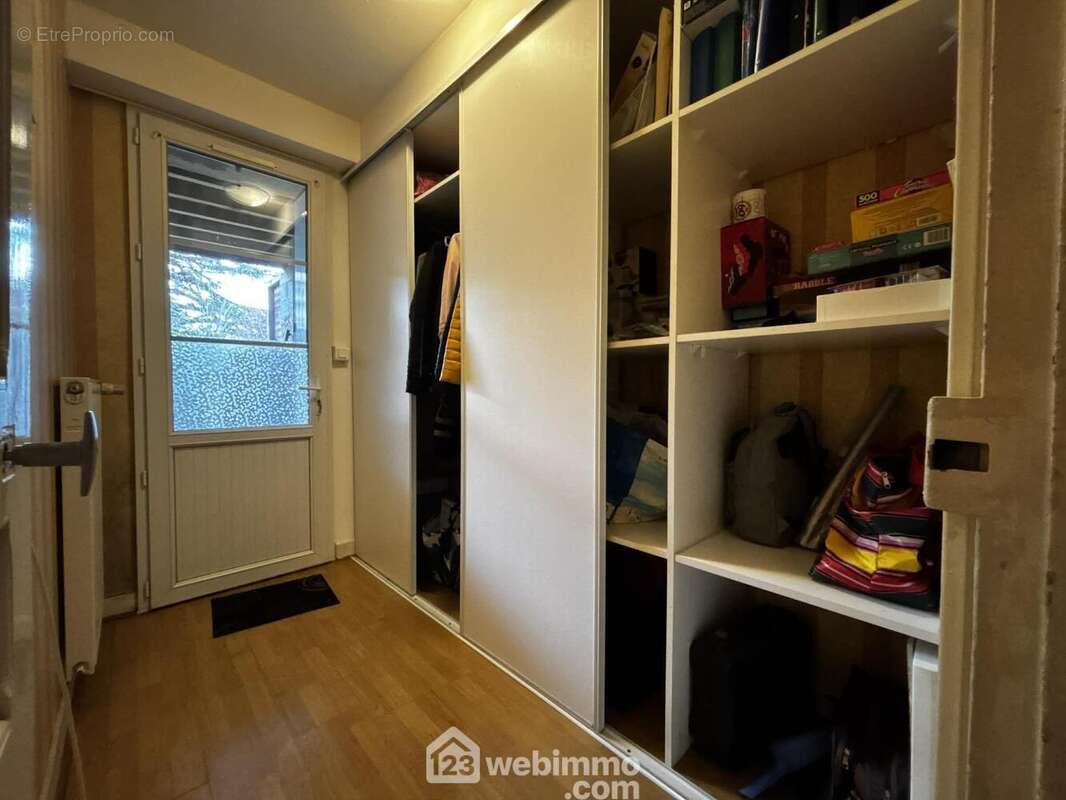 Au niveau inférieur, accessible depuis l'entrée, le dégagement dessert l'accès au jardin, - Maison à CHATELLERAULT