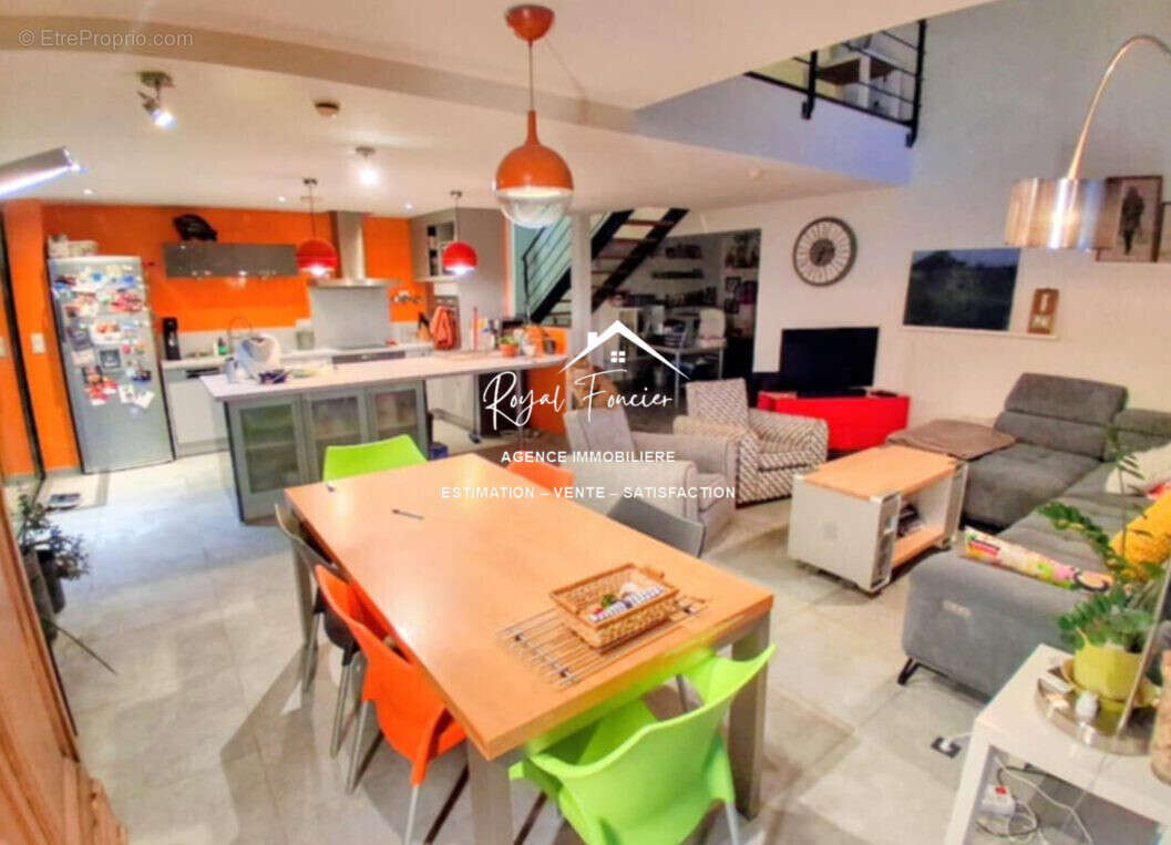 Séjour ouvert sur cuisine - Maison à CHATELLERAULT