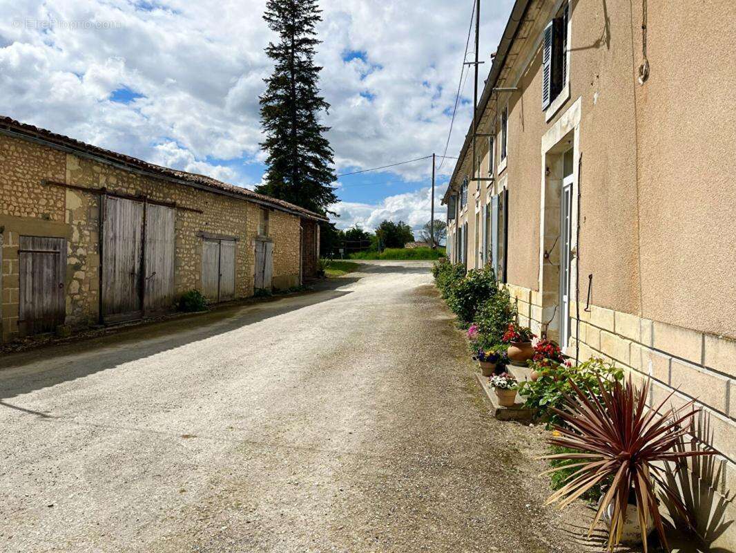 Maison à BAIGNES-SAINTE-RADEGONDE