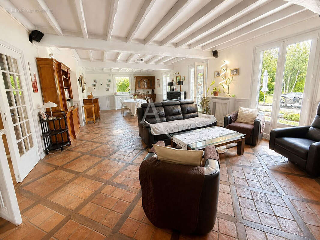 Maison sur la commune de Germiny l'Êveque - 260 m2 - 5 chambres -  jardin de 3133 m² - piscine. - photo 3