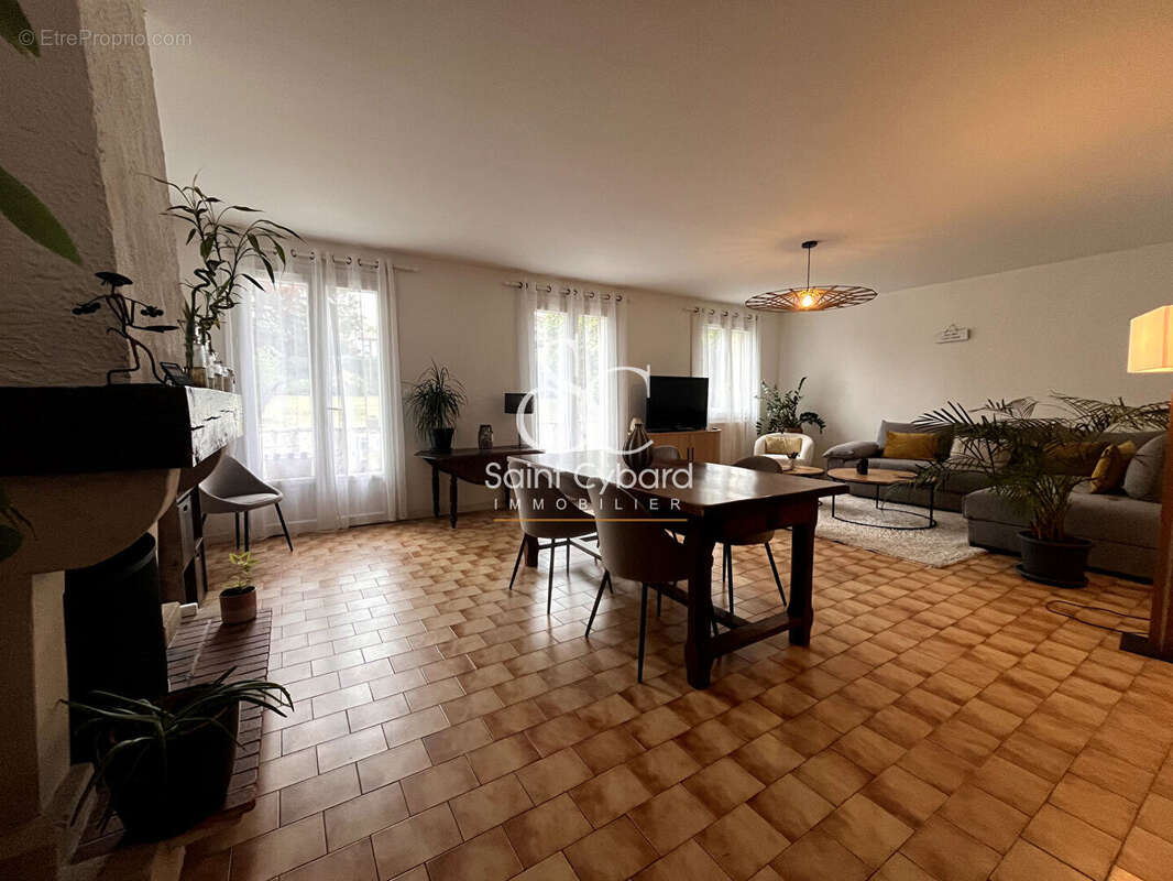Maison à SAINT-YRIEIX-SUR-CHARENTE