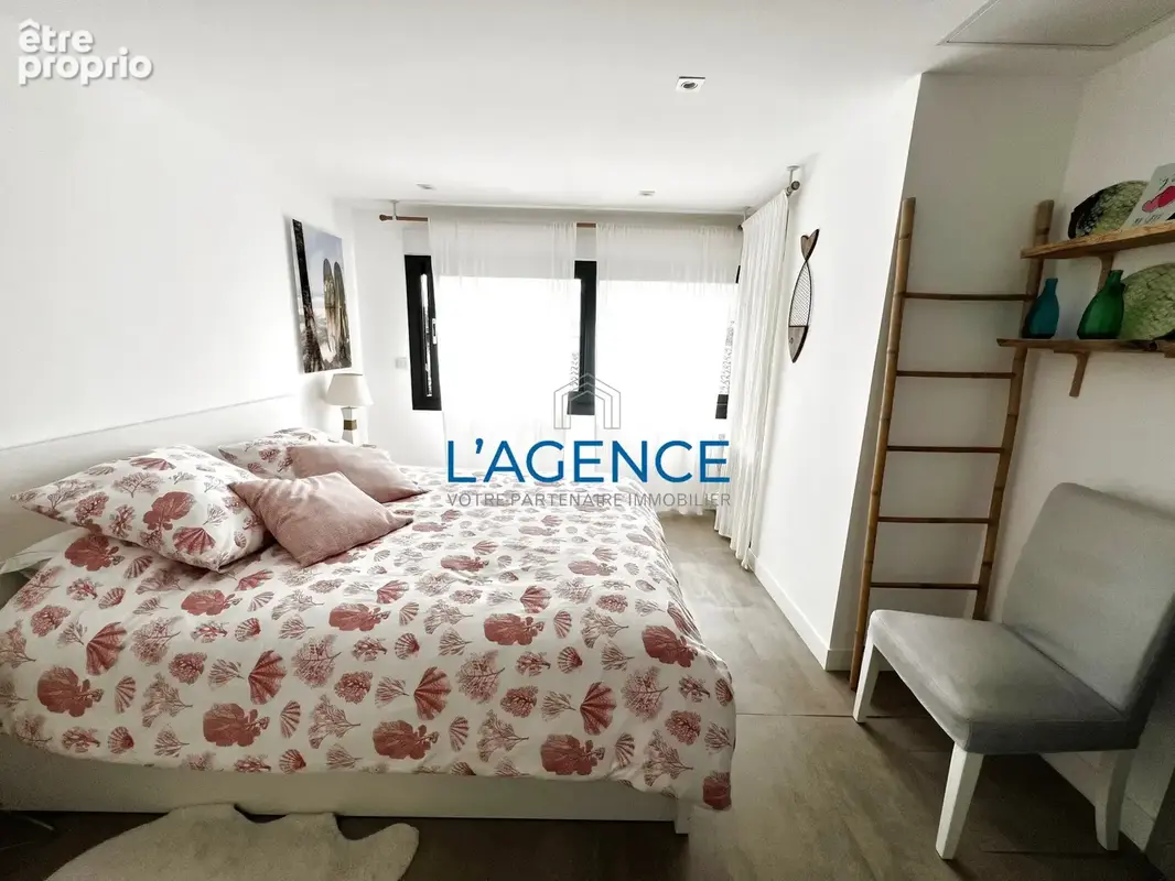 Exceptionnel à L'Ayguade à 200m de la plage superbe villa de 175m2 avec piscine - photo 19