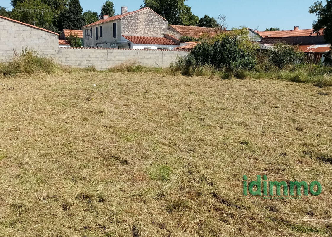 Beau terrain constructible de 788 m2 viabilise. a 10 mn de la jarrie.centre bourg tous commerces, ecoles et co - photo 4