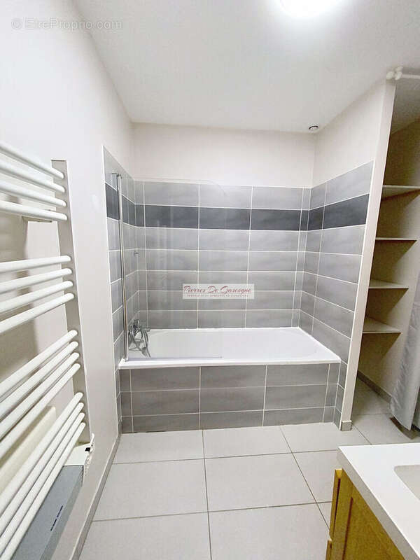 SALLE DE BAIN ETAGE - Maison à FLEURANCE