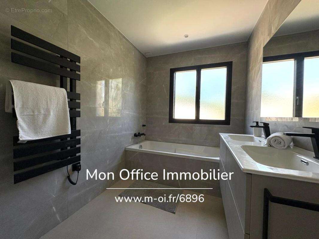 Maison à VENTABREN