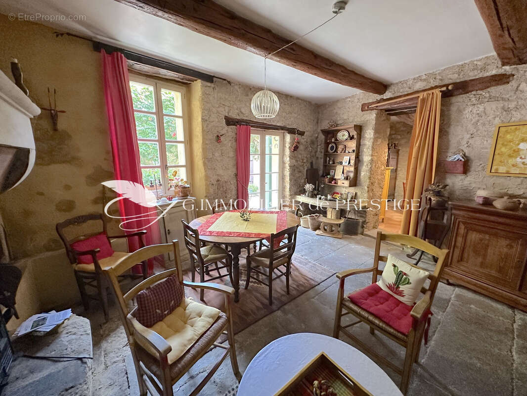 Une maison de village avec jardin, cour et dépendances - photo 6